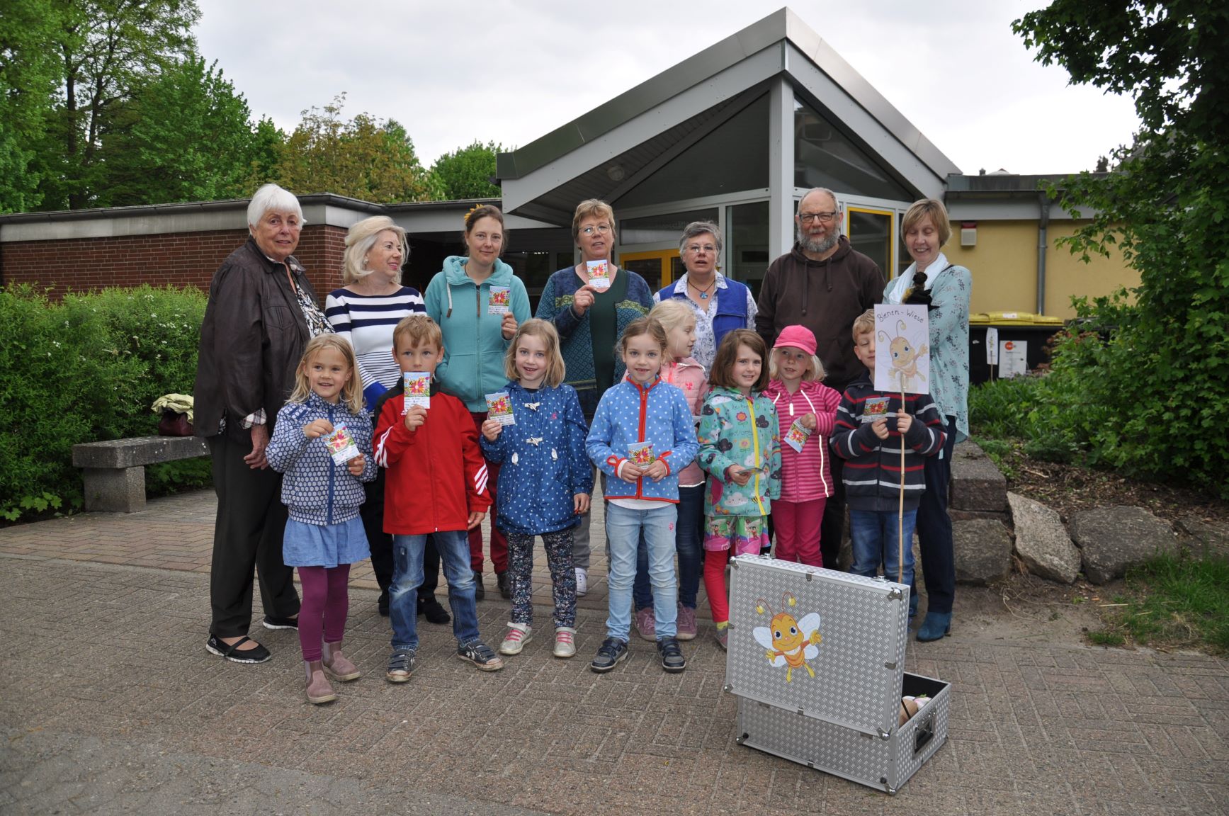 Kita St. Laurentius erhält ersten Bienenkoffer vom Förderverein
